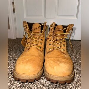 Timberlands. About 10 years old. Still in very good condition. Men’s size 6.